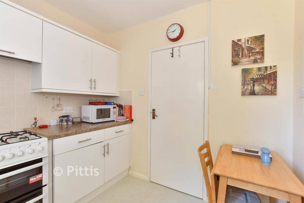 House in Totland, Colwell Bay - More