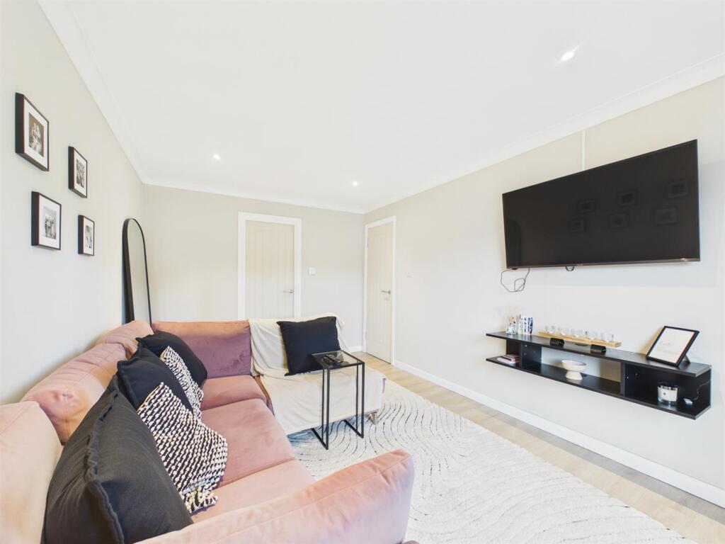 Apartment in Paisley, Renfrewshire - View 4
