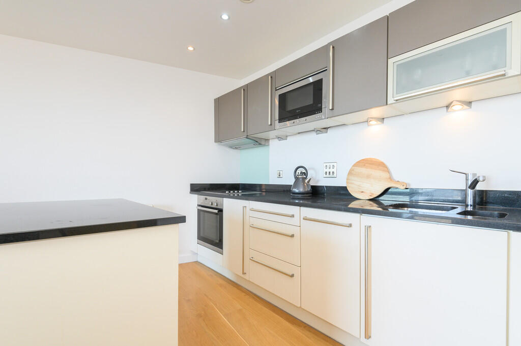 1-bed flat on Candle House, Granary Wharf, £179,950