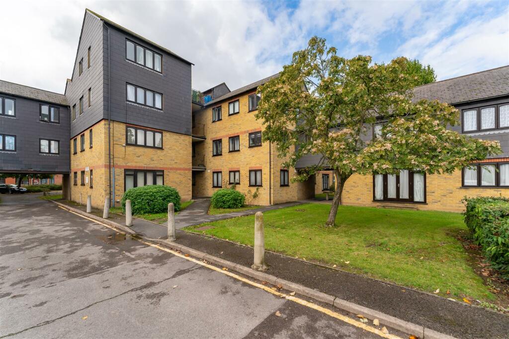 4-bed flat on Kipling Court, Hanwell, £450,000