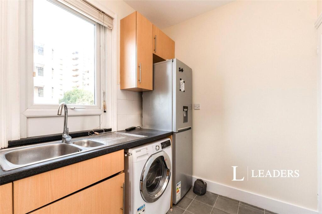 Apartment in London, Royal Borough of Kingston upon Thames - More