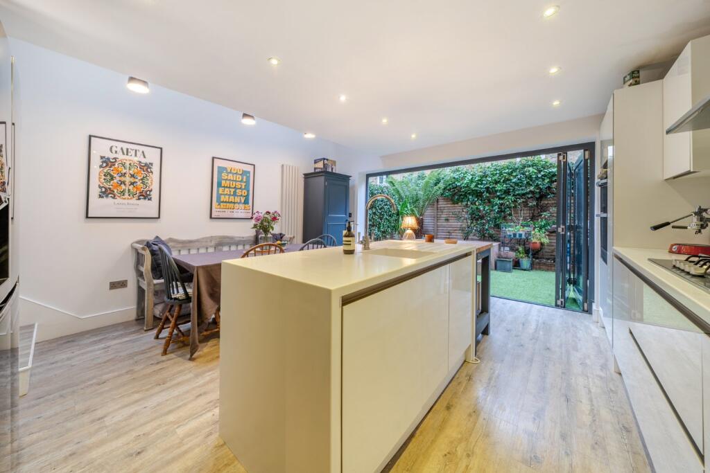 House in London, Stockwell - More