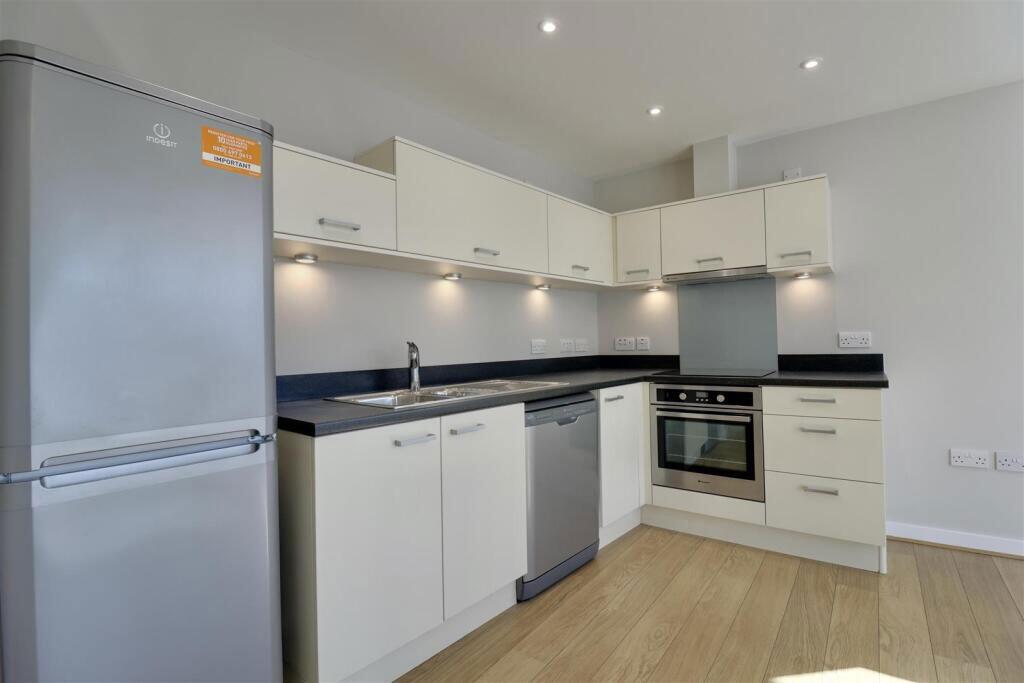 Apartment in Portsmouth, Portsea - View 4