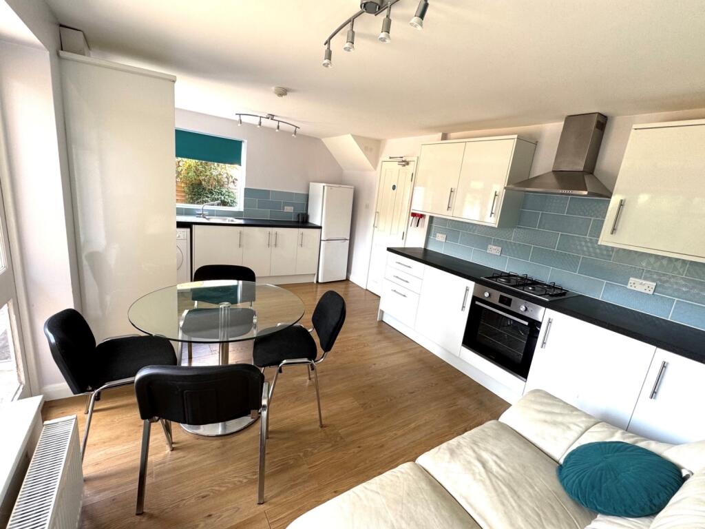 House in Twickenham - More