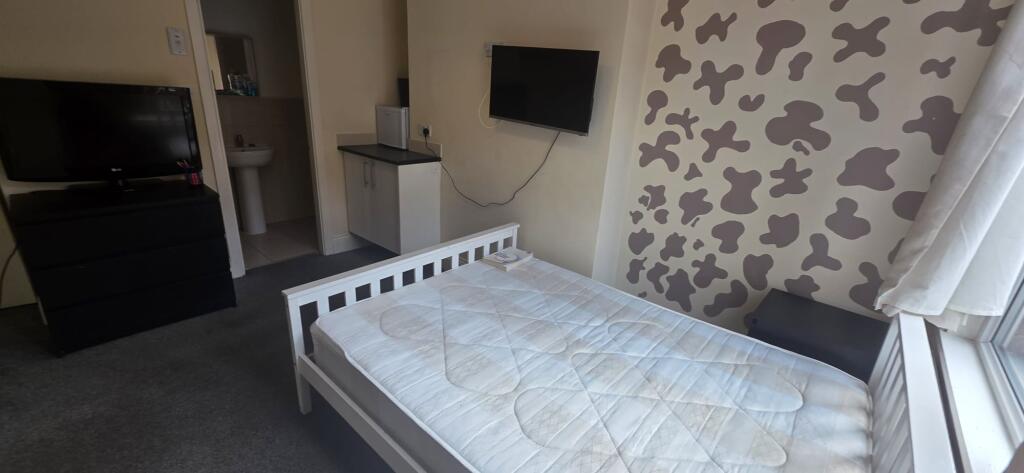 6 bedroom terraced house for rent