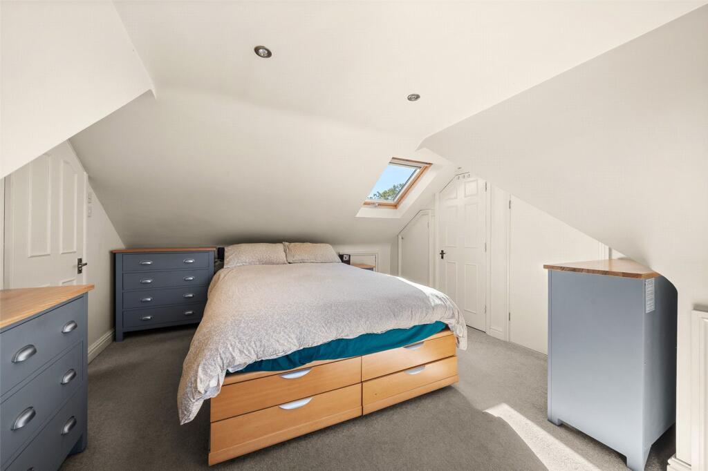 House in Bracknell - More