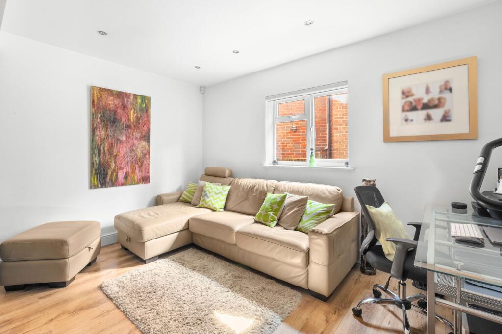 House in Knotty Green, Beaconsfield Old Town, Beaconsfield - View 5