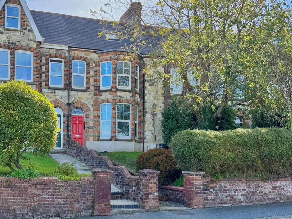 6-bed terraced on Station Road, £390,000
