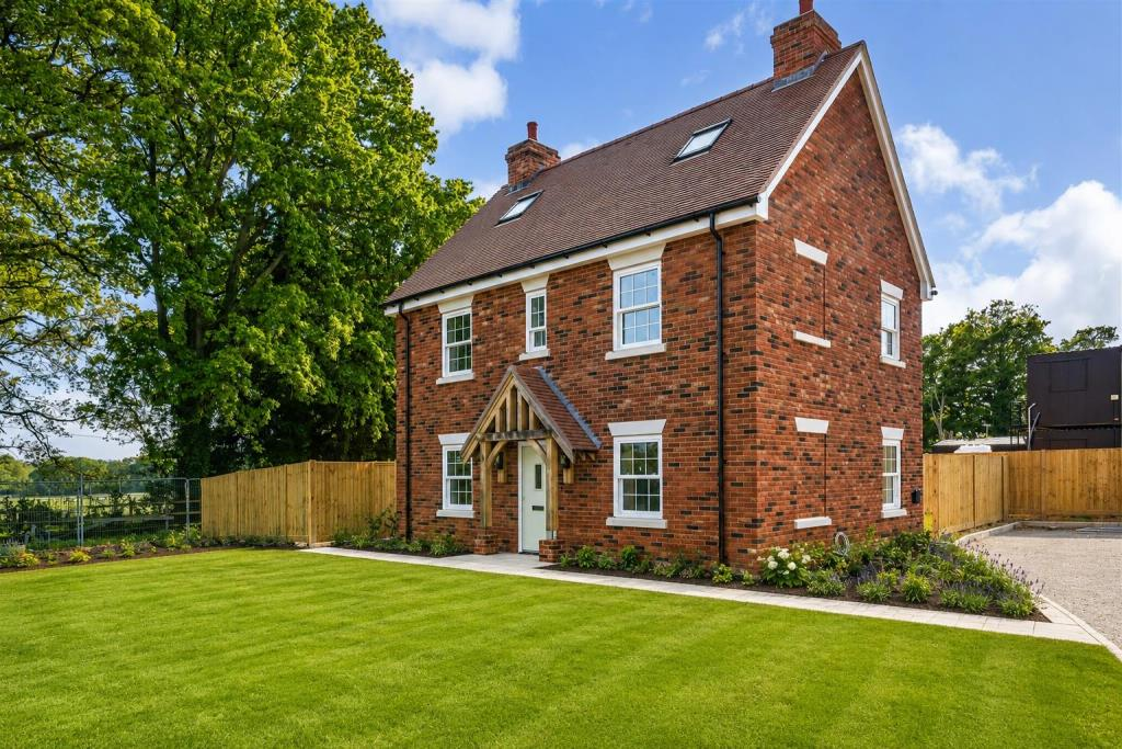 3-bed detached on Oakwood Place, Hill Street, Calmore,, £650,000