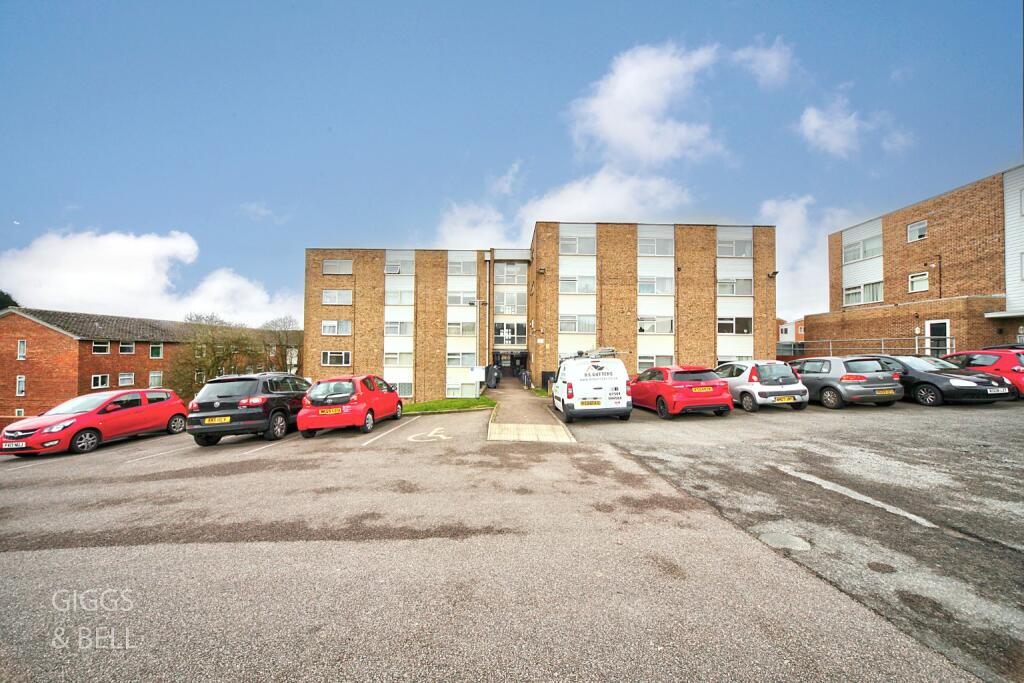 1-bed flat on Handcross Road, Luton, Bedfordshire, LU2, £120,000