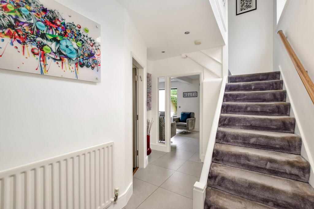 House in Hertsmere, Hertfordshire - View 2