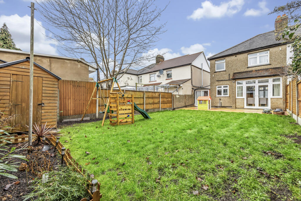 House in London, Rush Green - View 4