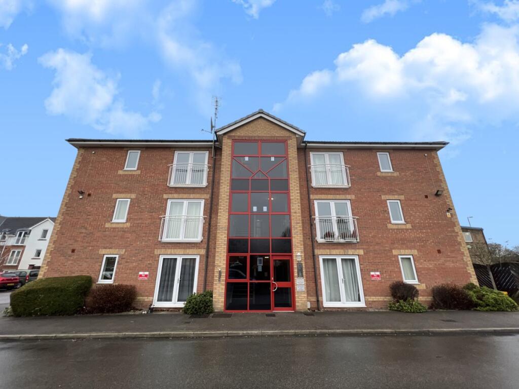 2-bed flat on Lagentium Plaza, Castleford, WF10, £110,000