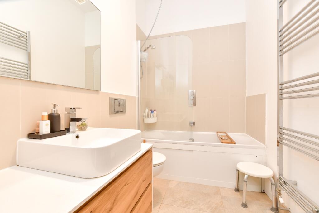 Apartment in Sutton - View 5