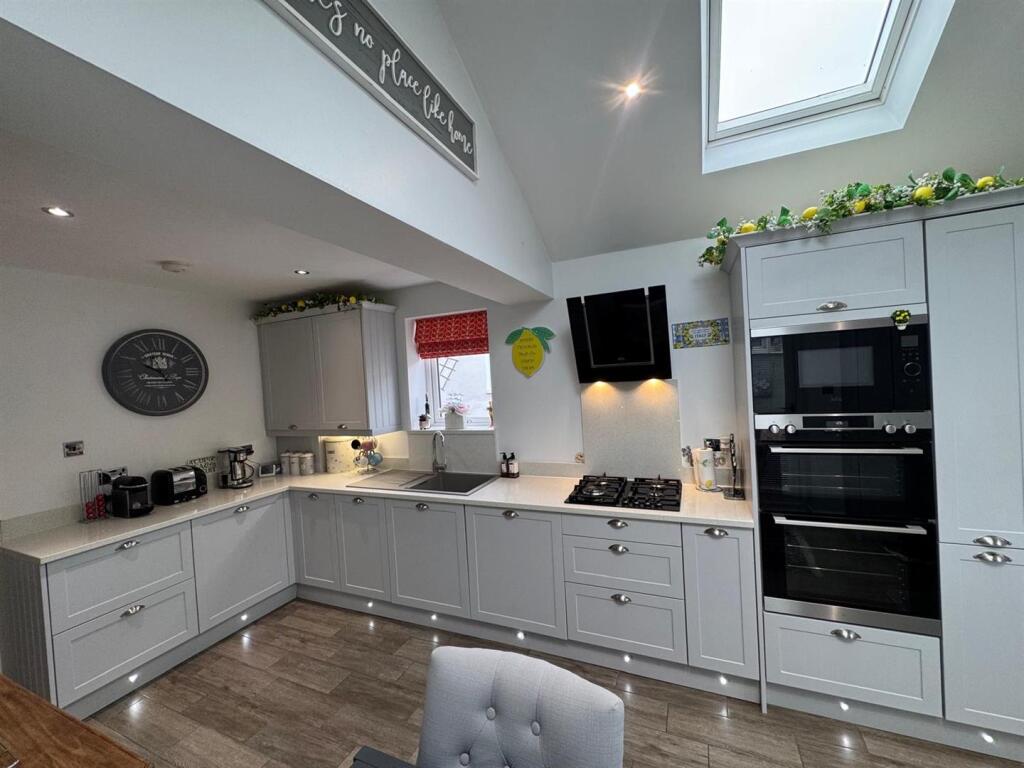 House in Leeds, Robin Hood - More