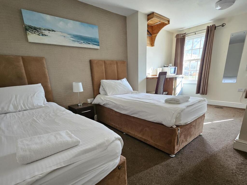 RoomsBooked Gloucester Place, 2 Gloucester Place, Cheltenham, GL52 2RJ photo 2