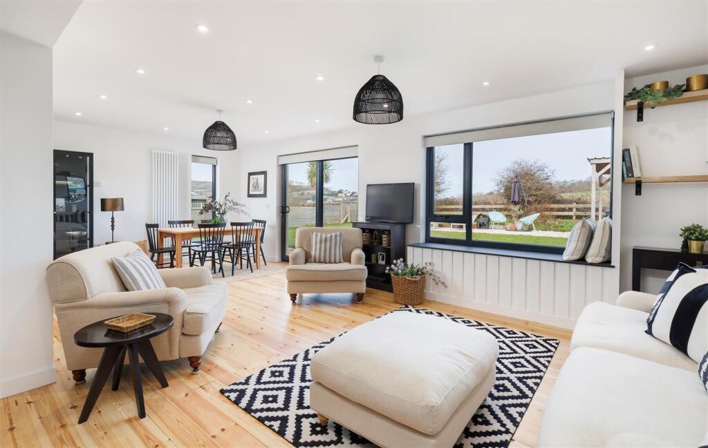 CLOSE TO BEACH - Culver Way, Sandown - View 3