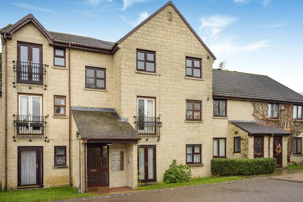 2-bed flat on Kemble Drive, Cirencester, Gloucestershire, GL7, £190,000