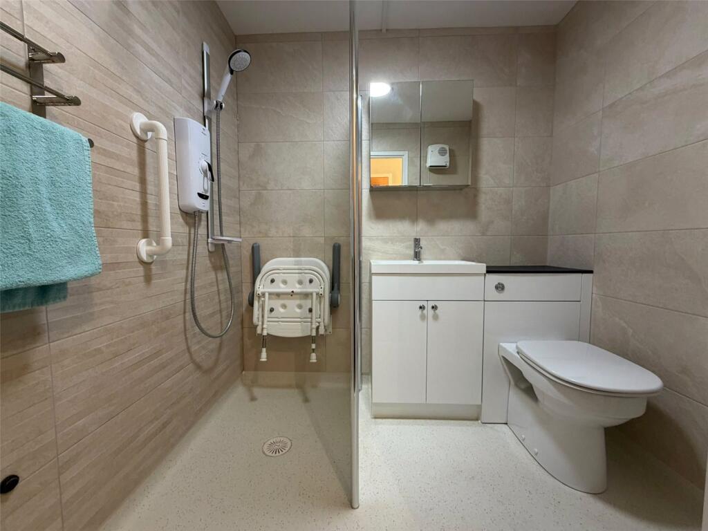 Apartment in Woking, Surrey - View 5
