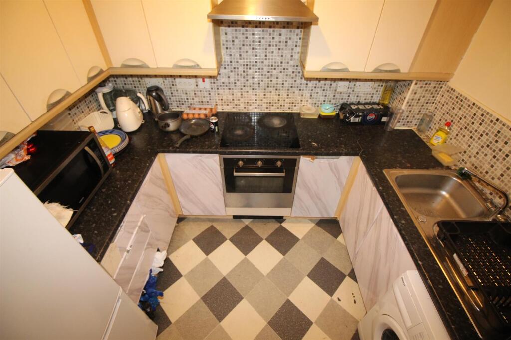 4 Larch Gardens, Manchester photo 3