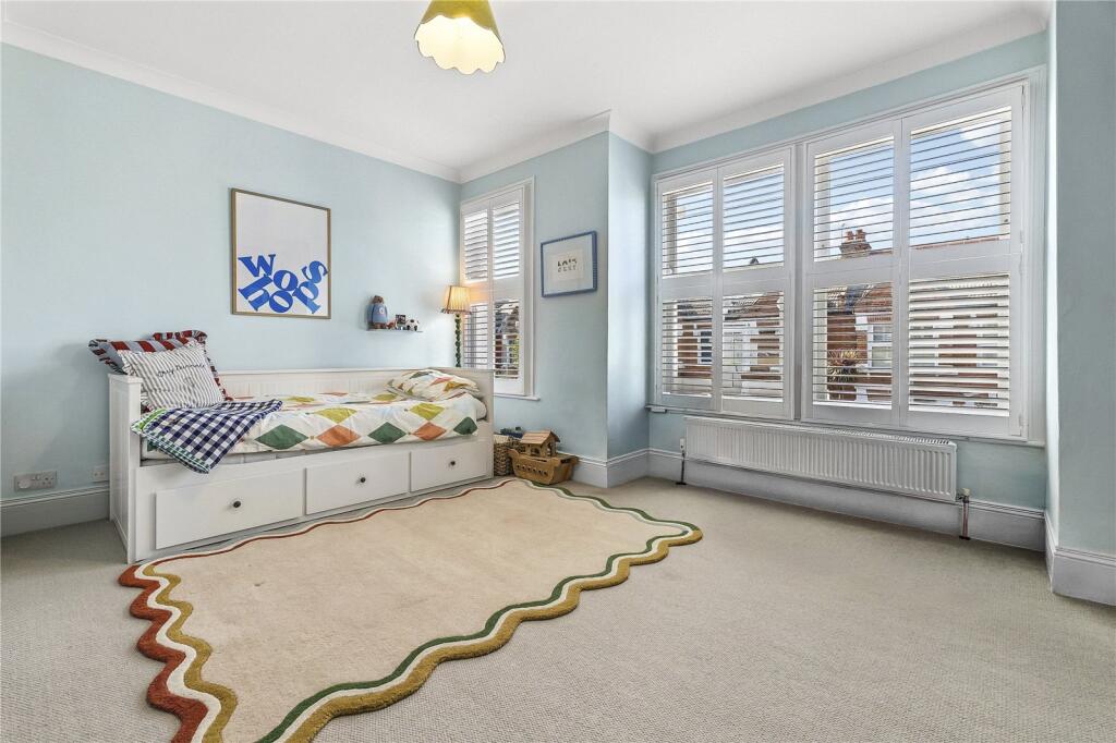 House in London, Summerstown - More