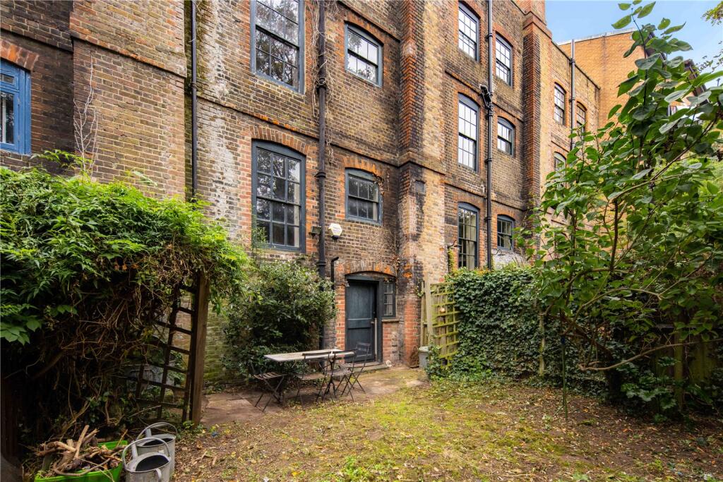 House in London, Stepney - More