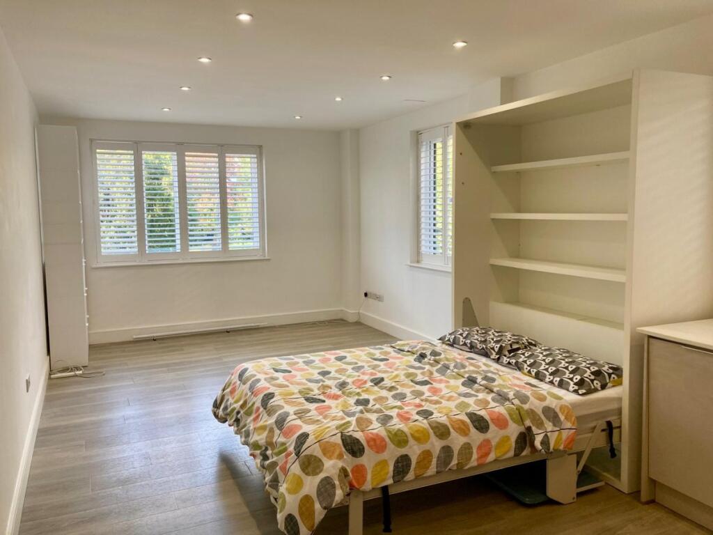 Apartment in Redhill - View 3