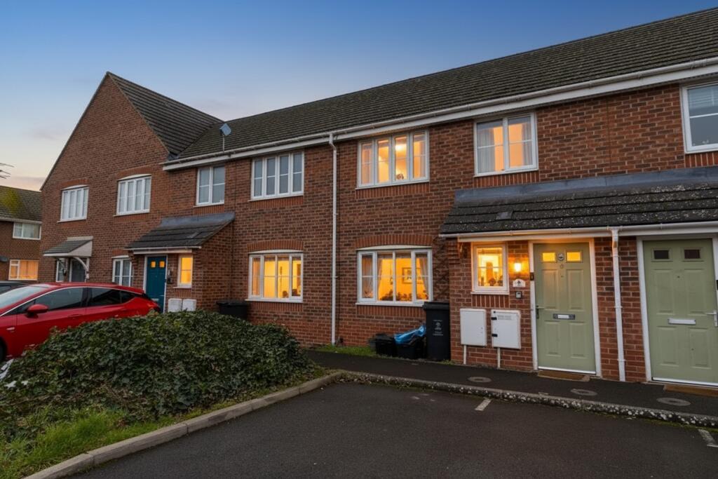 3-bed terraced on Otter Row, Swindon, SN3, £145,000