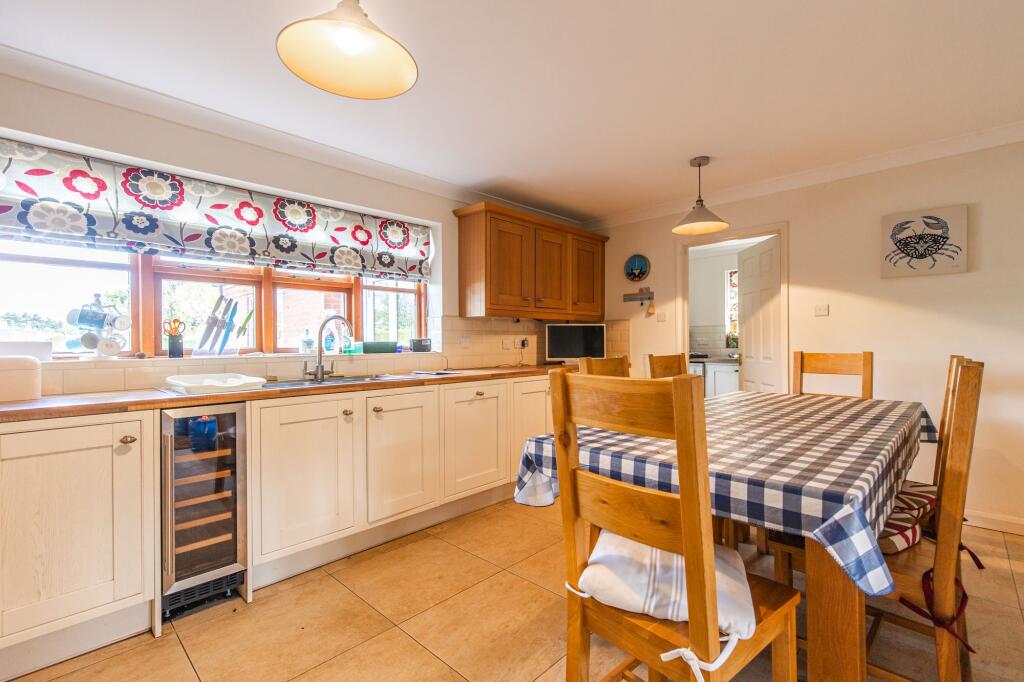 Spacious Four-Bedroom Home in the Heart of Thornham photo 3