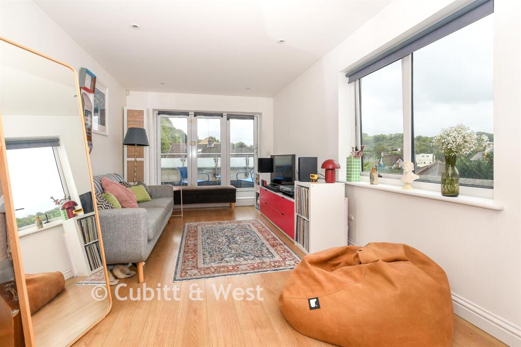 Apartment in Croydon - More