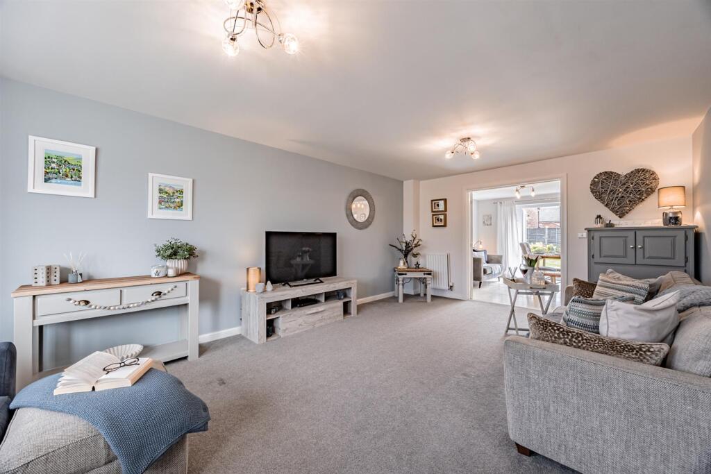 5 Groves Way, Moulton, CW9 8SD photo 3