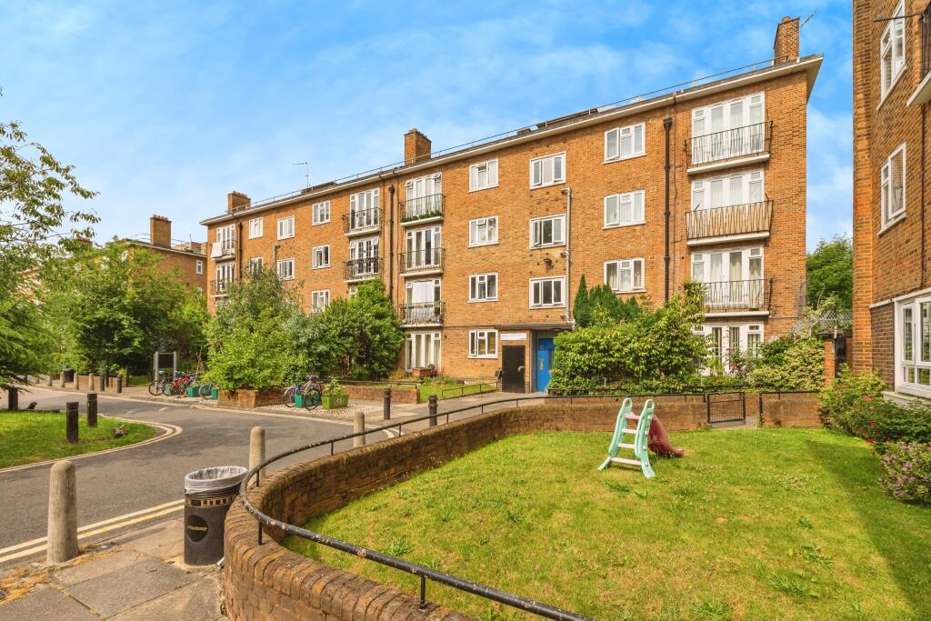 Main image of property: Clissold Crescent, London, N16