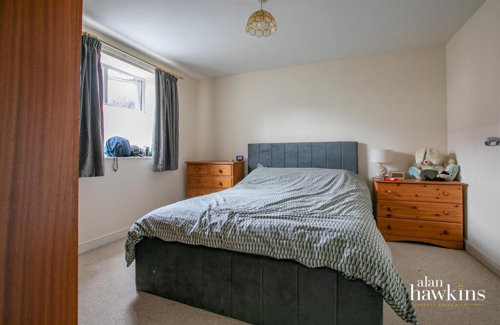 Apartment in Swindon - More