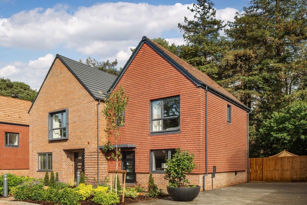 3-bed semi-detached on Heath Road,
Weybridge,
KT138TT, £900,000