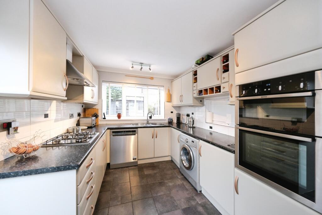 House in Mansfield, Nottinghamshire - View 4