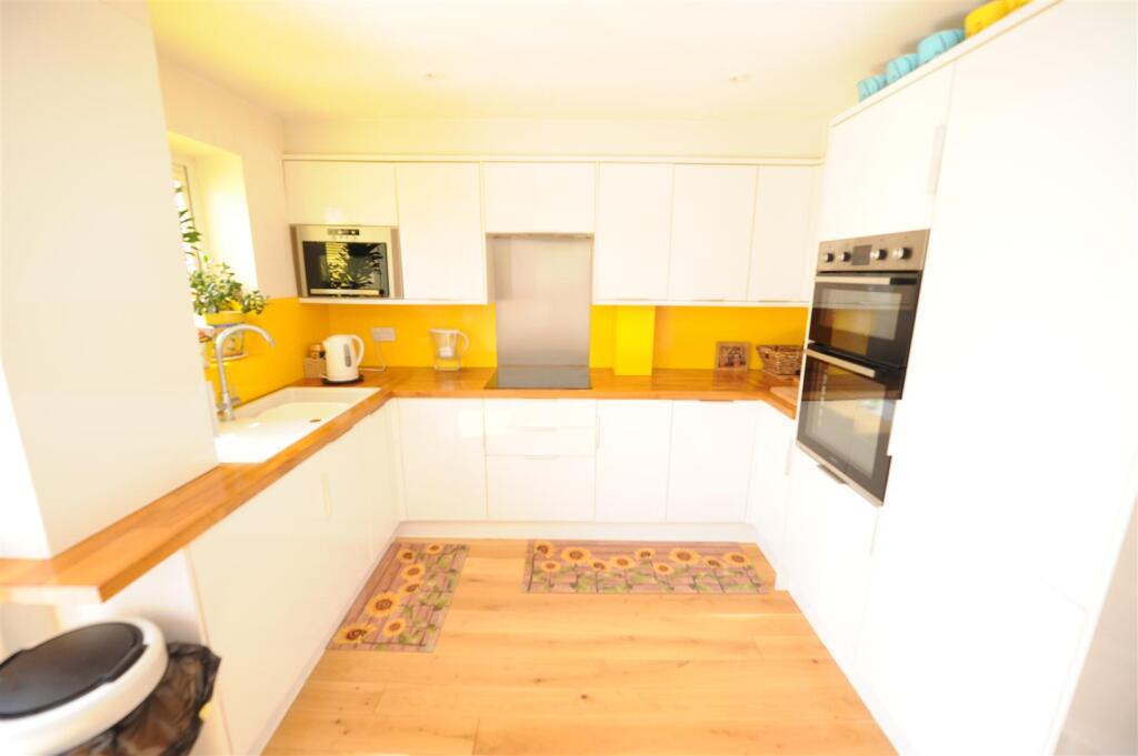 House in Bradford, Fourlands, Idle - View 3