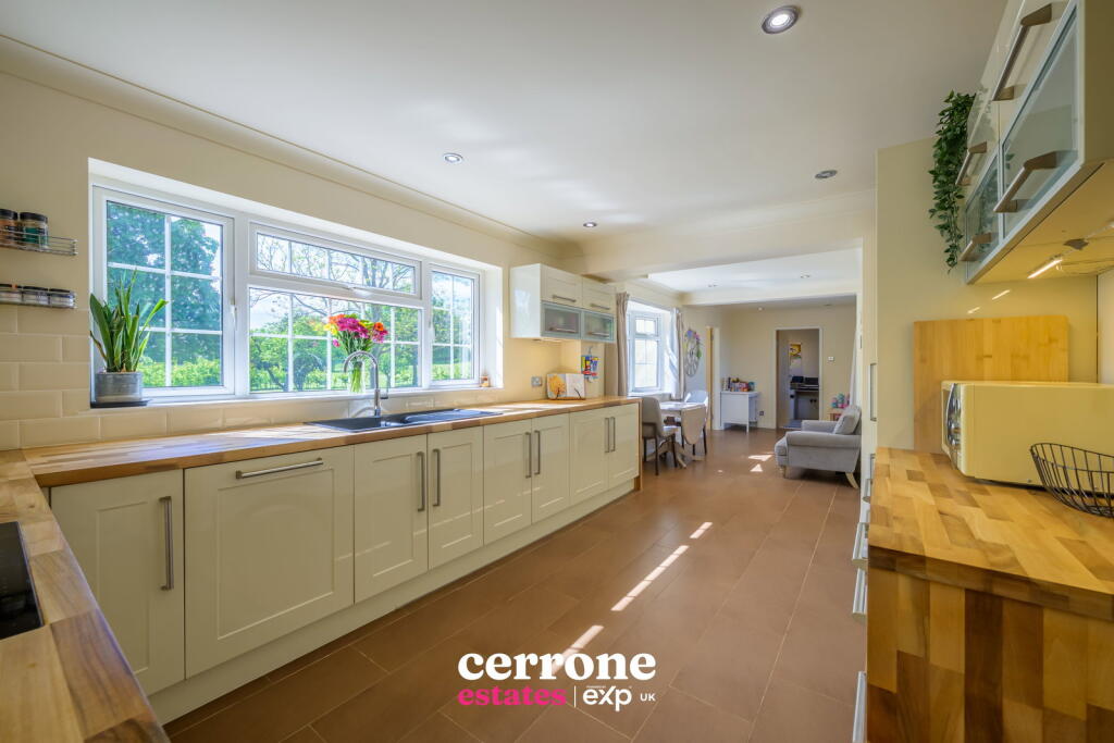 House in Bromsgrove, Belbroughton - More