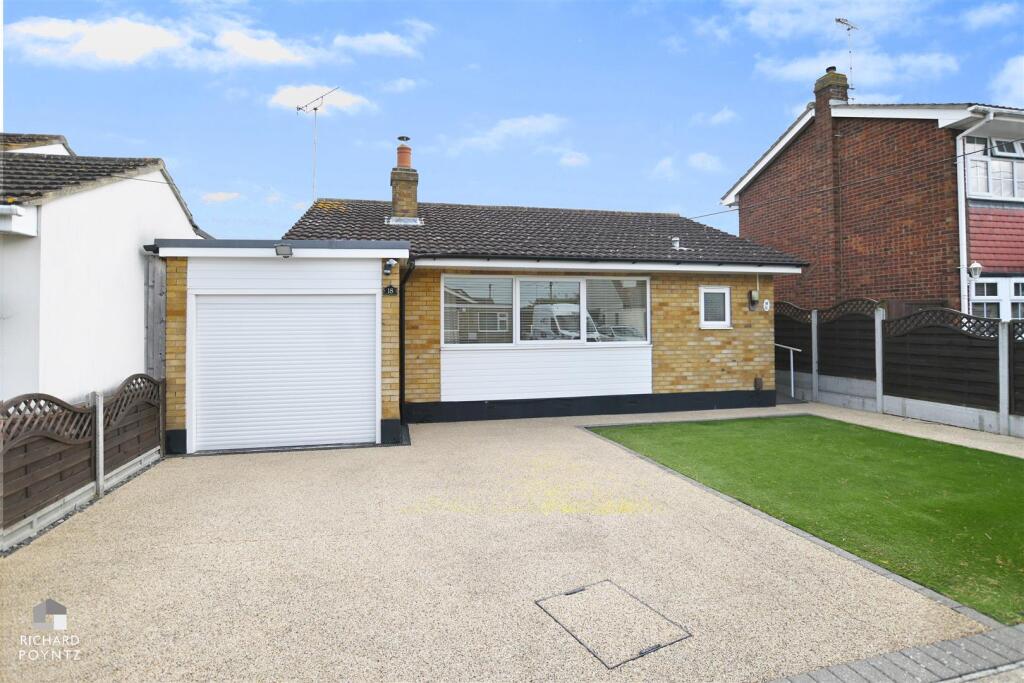 2-bed detached on No chain - Griffin Avenue, Canvey Island, £300,000