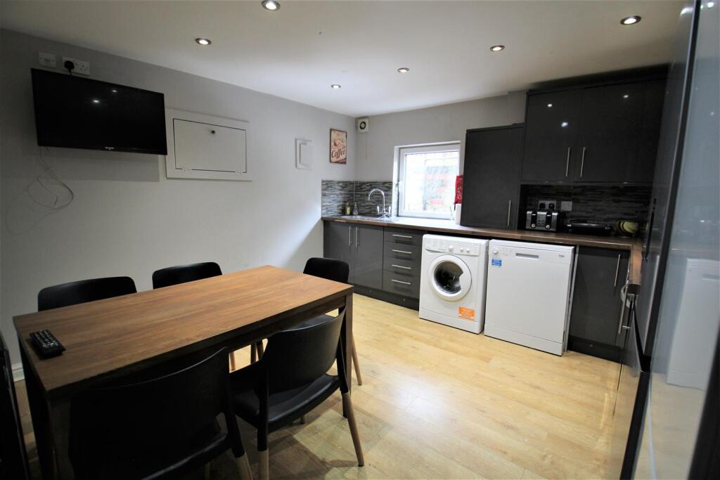 House in Leeds, West Yorkshire - View 2
