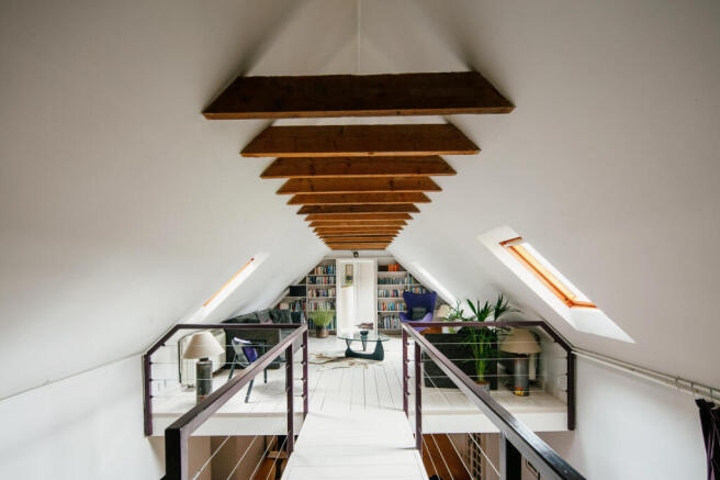 331013 - upstairs.jpg
