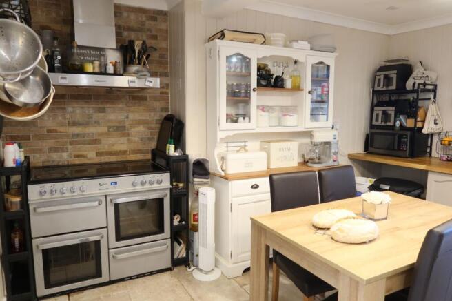 KITCHEN/DINING ROOM: