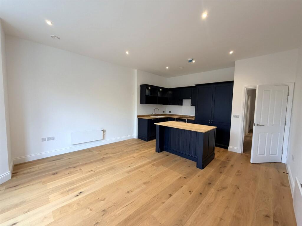 Main image of property: Apartment 7, Bay Court, 2-6 Bay Road, Clevedon, Somerset, BS21