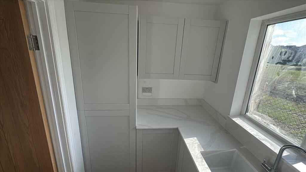 Whitelands Way, London, Romford photo 4