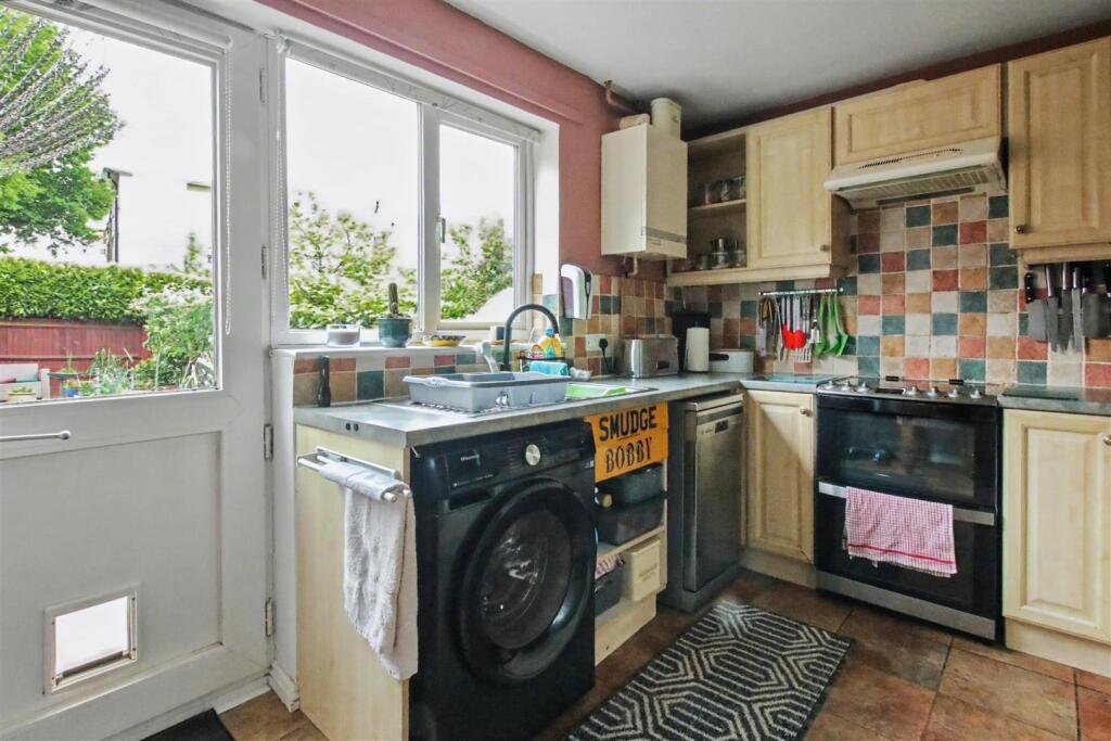 Boleyn Walk, Leatherhead, KT22 photo 4