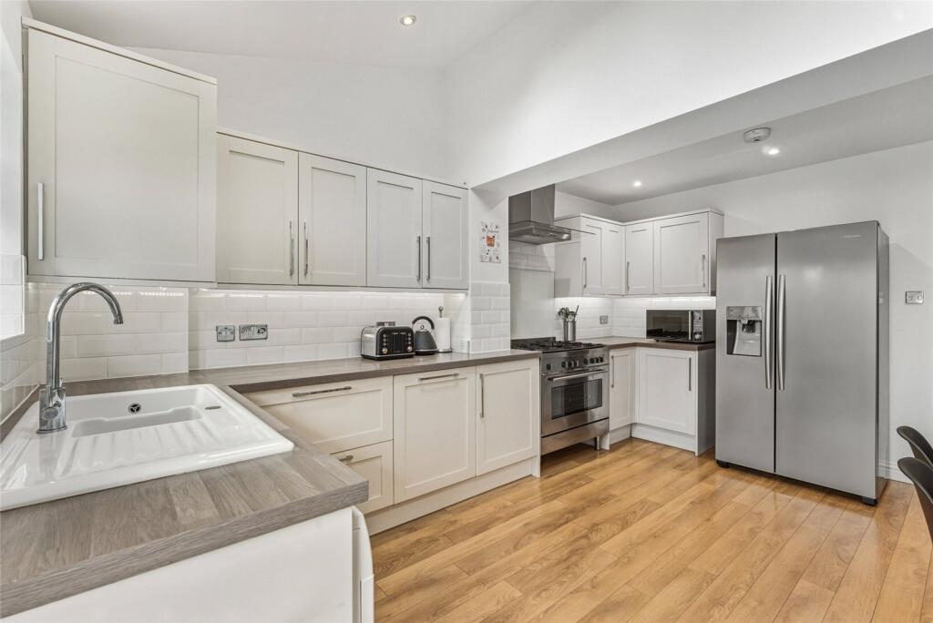 Rushton Avenue, Watford, Hertfordshire, WD25 photo 4