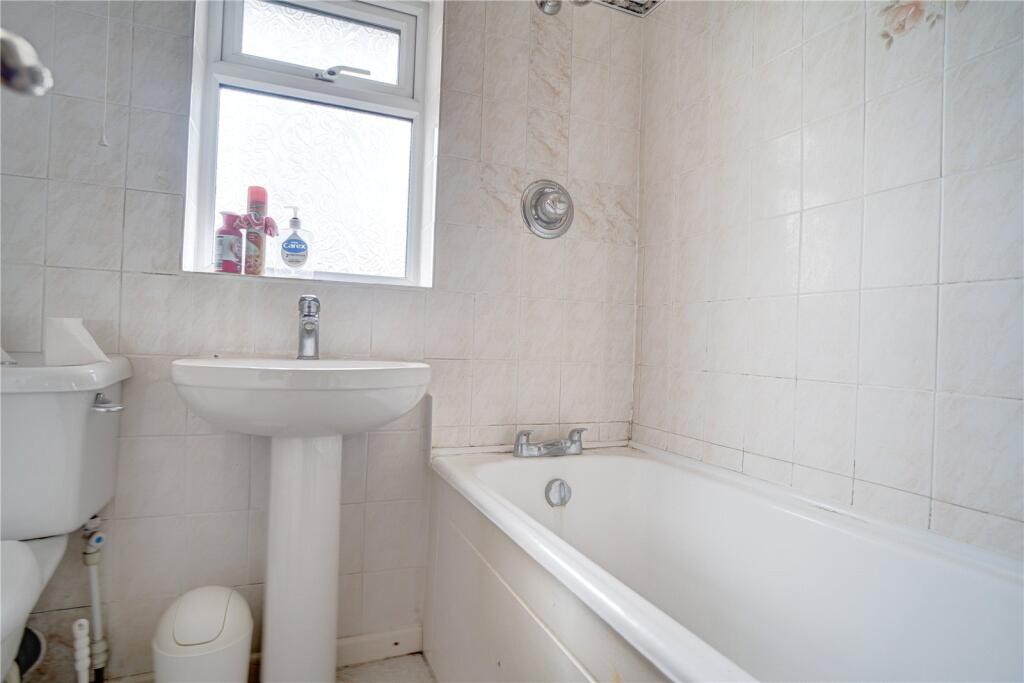 Cranmore Avenue, Park South, Swindon, Wiltshire, SN3 photo 4