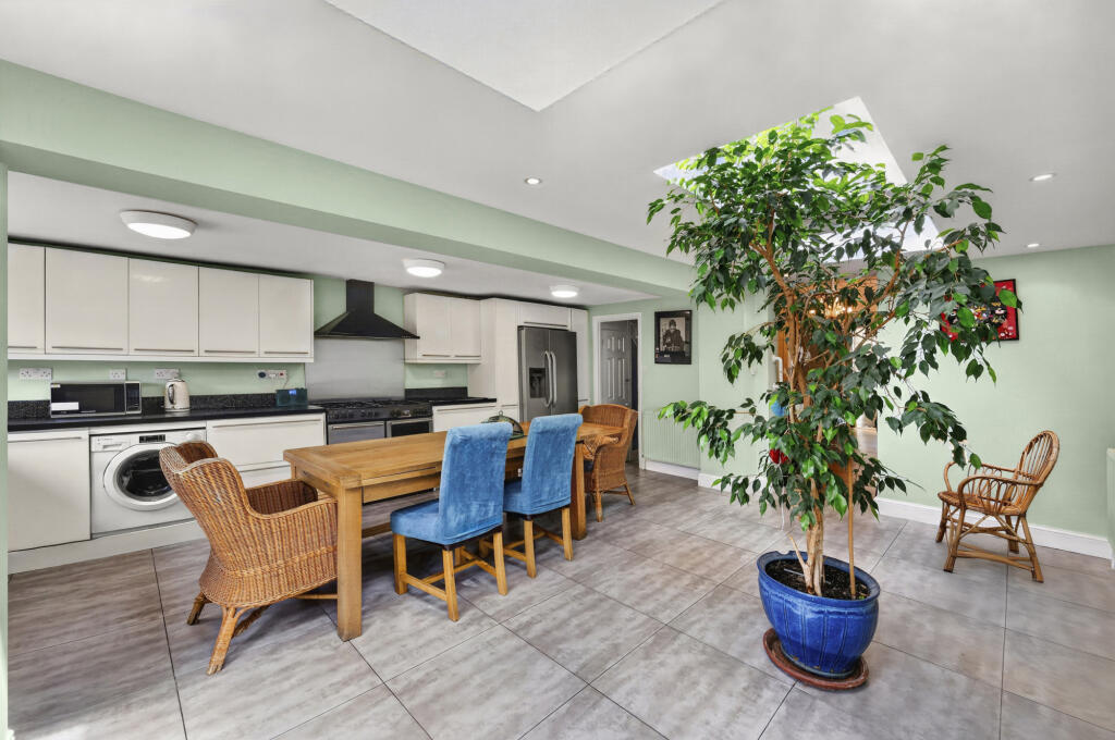 House in London, Bellenden - More