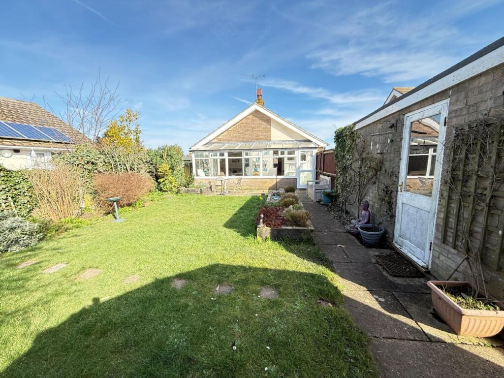 Woodside,walton-on-the-naze photo 3
