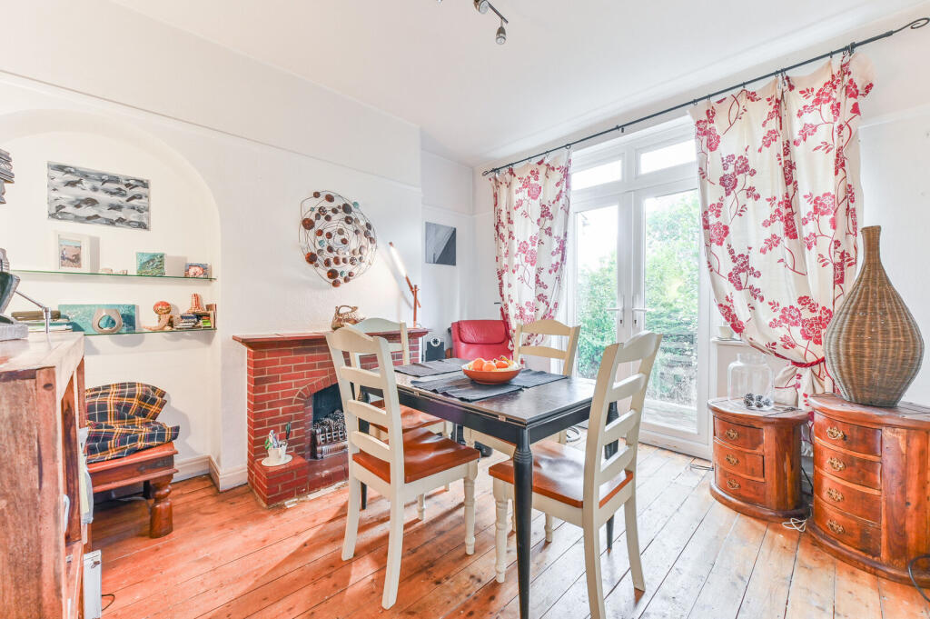 House in Sutton - View 5
