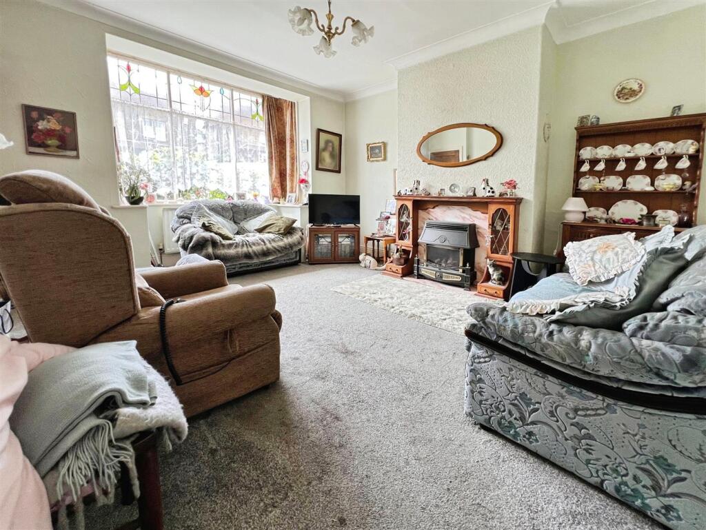 House in Bradford, Fourlands, Esholt - View 2